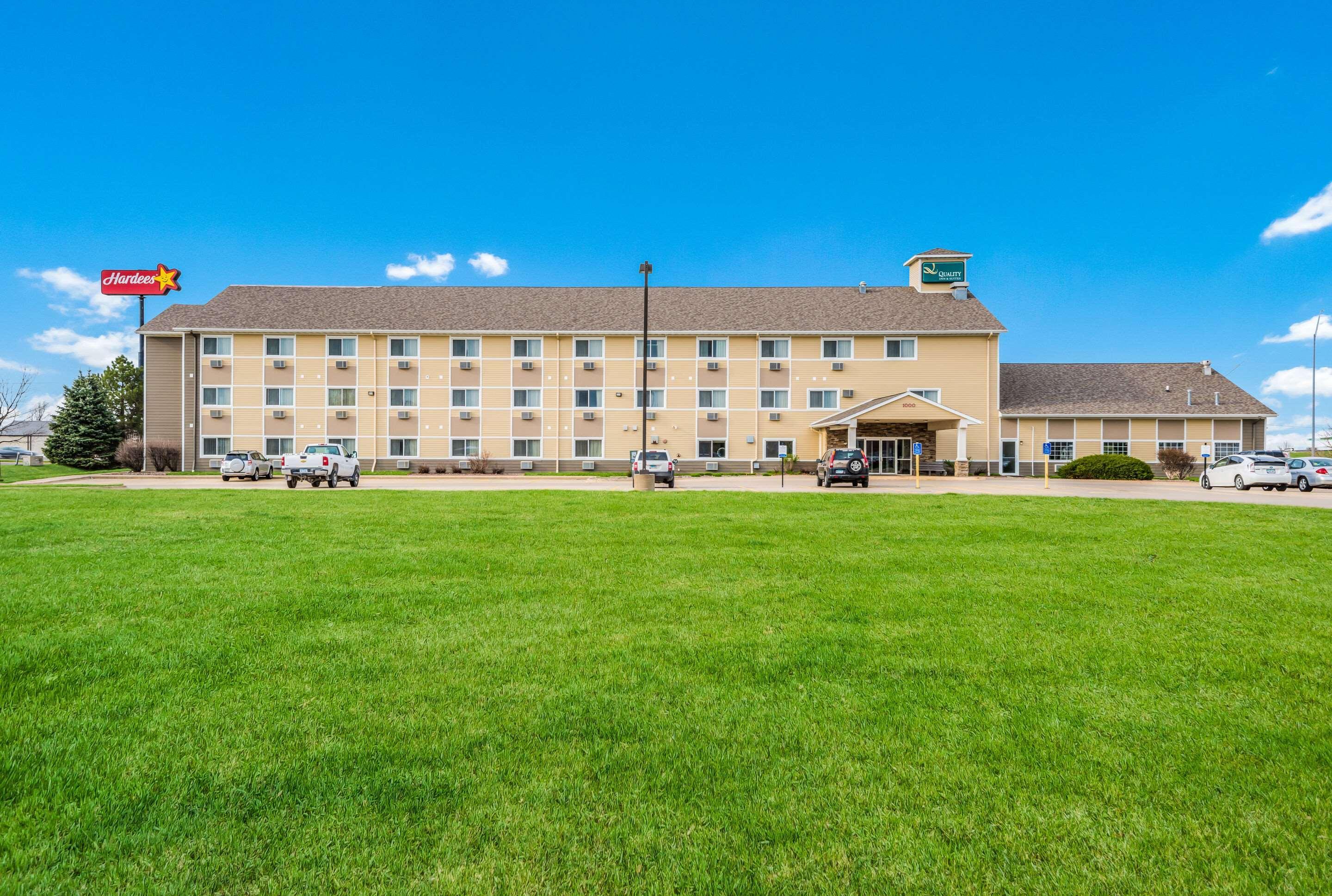 Quality Inn & Suites Eldridge Davenport North Exterior photo