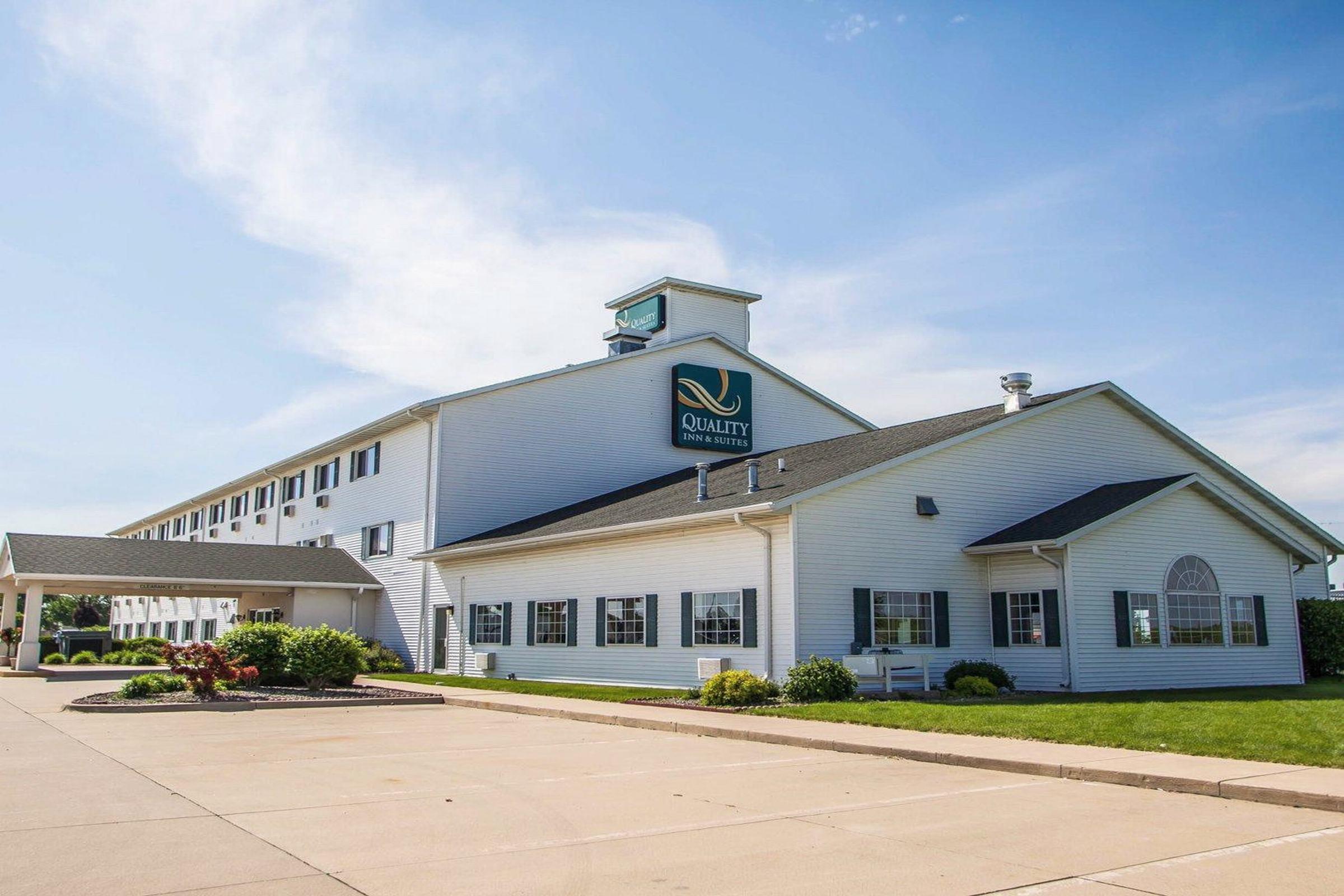 Quality Inn & Suites Eldridge Davenport North Exterior photo